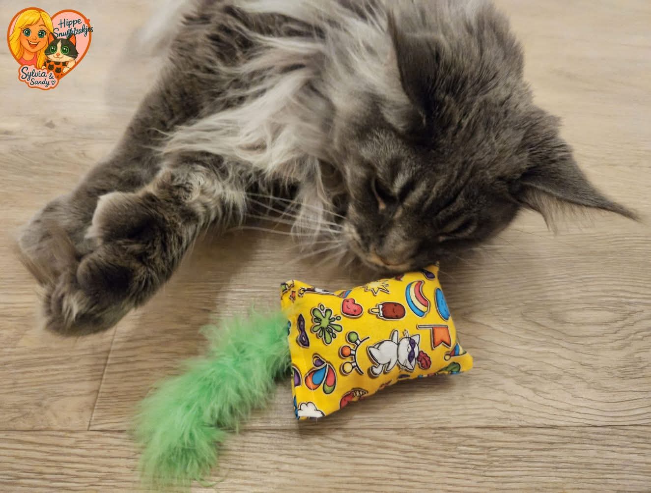 NIEUW/ Snuffelzakje  Zomerfestival met staart (gevuld met catnip én valeriaan)