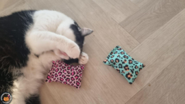 NIEUW/ 2 Snuffelzakjes Vrolijke Panter (gevuld met catnip én valeriaan)