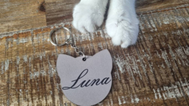Handgemaakte Sleutelhanger – Kattenhoofd met Naam "Luna" (Taupe)