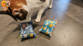 BEKEND VAN TIKTOK / Friemel– 2-delige snuffelzakjes set met catnip, valeriaan & matatabi (licht- en donkerblauw)