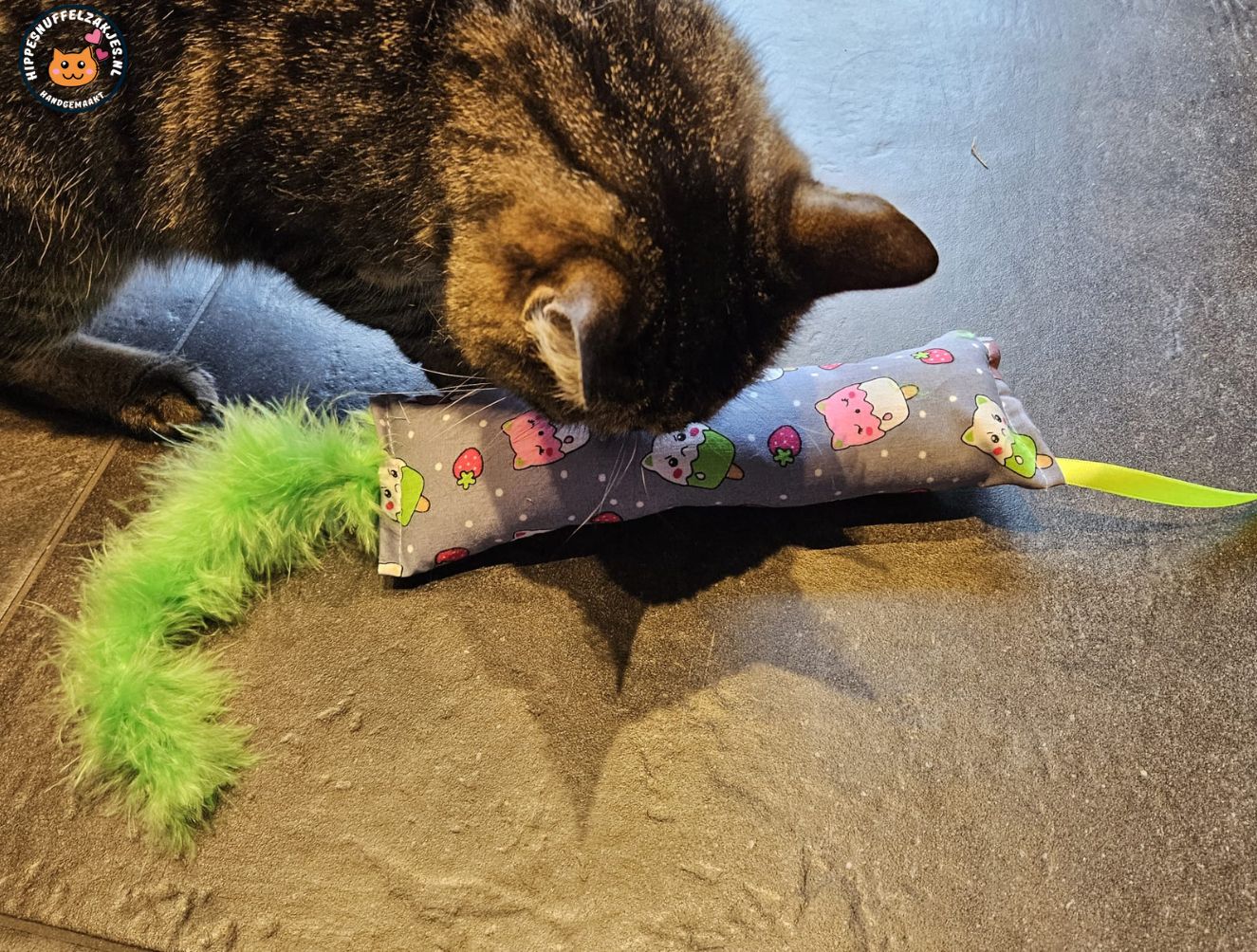 Snuffelzakje gym ijs-kat met groene lintjes en staart (gevuld met matatabi)