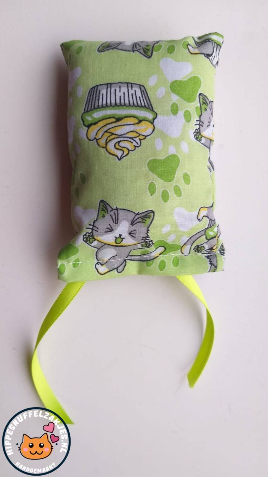 NIEUW/ Snuffelzakje Kat met groene lintjes  (gevuld met valeriaan)