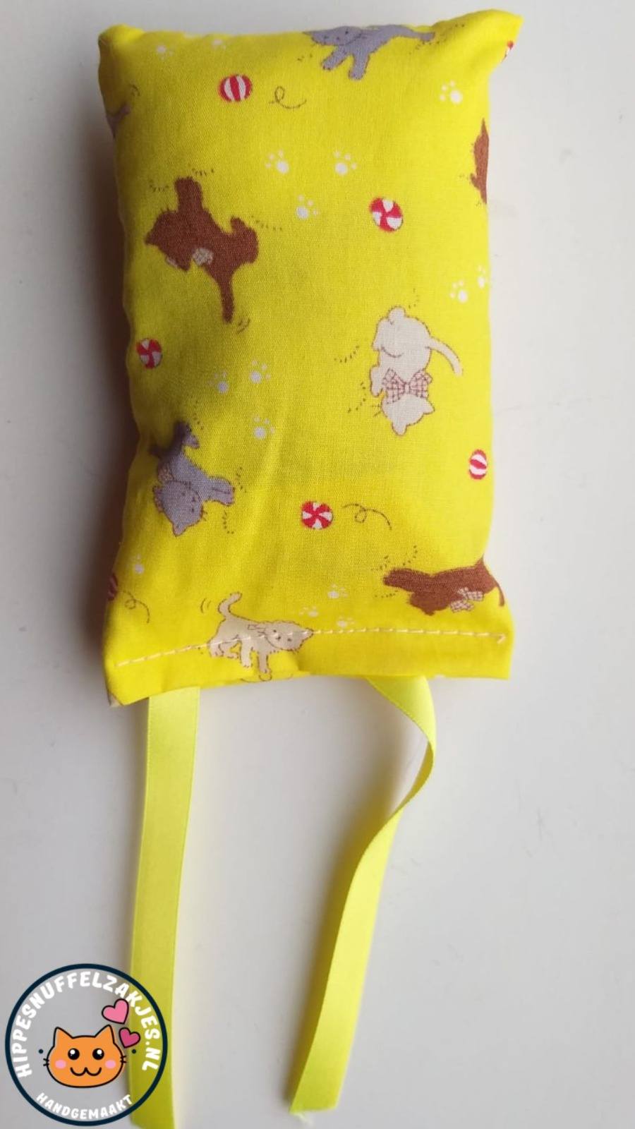 NIEUW/ Snuffelzakje Kat met gele lintjes  (gevuld met valeriaan)