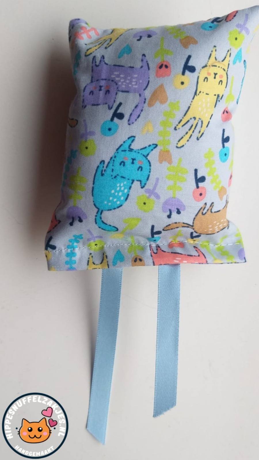 NIEUW/ Snuffelzakje Kat met blauwe lintjes  (gevuld met valeriaan)