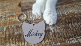 Handgemaakte Sleutelhanger – Kattenhoofd met Naam "Mickey" (Taupe)