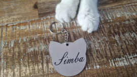 Handgemaakte Sleutelhanger – Kattenhoofd met Naam "Simba" (Taupe)