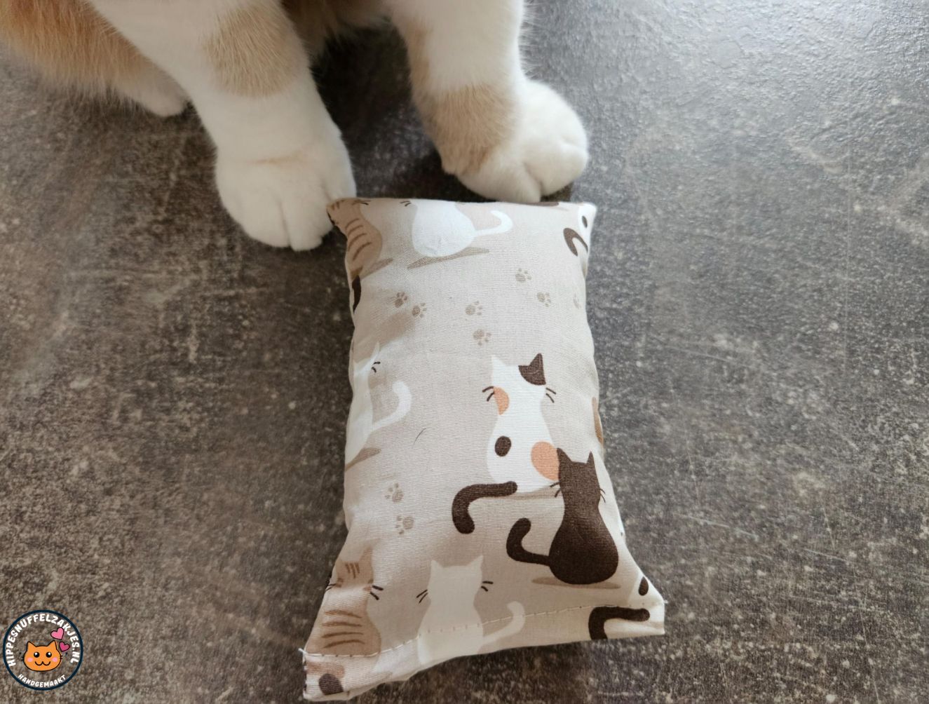NIEUW/ Snuffelzakje prachige Kat (gevuld met valeriaan)