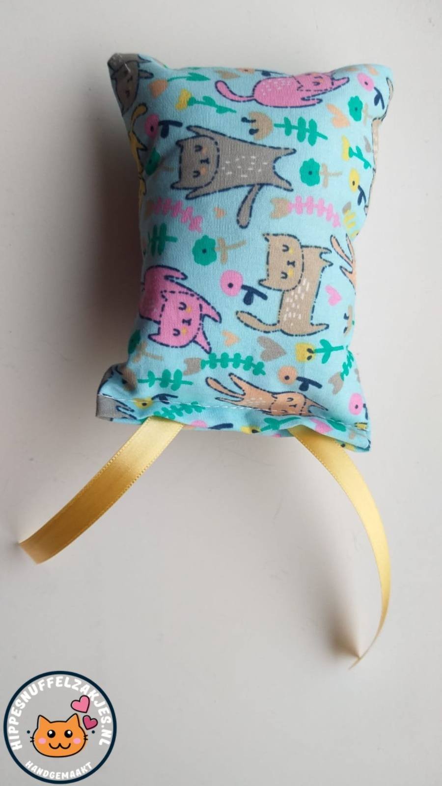 NIEUW/ Snuffelzakje Kat met gele lintjes  (gevuld met valeriaan)