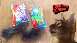 Snuffelzakje Geluid Vrolijke kat met grijze staart  (gevuld met catnip, matatabi knisper)