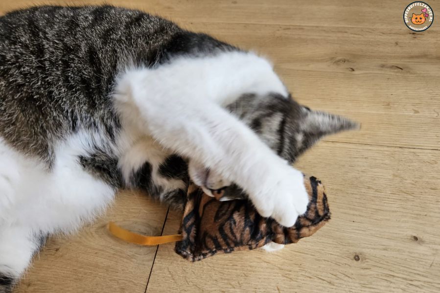 NIEUW/ Snuffelzakje  Wild animals met lintjes (gevuld met valeriaan)