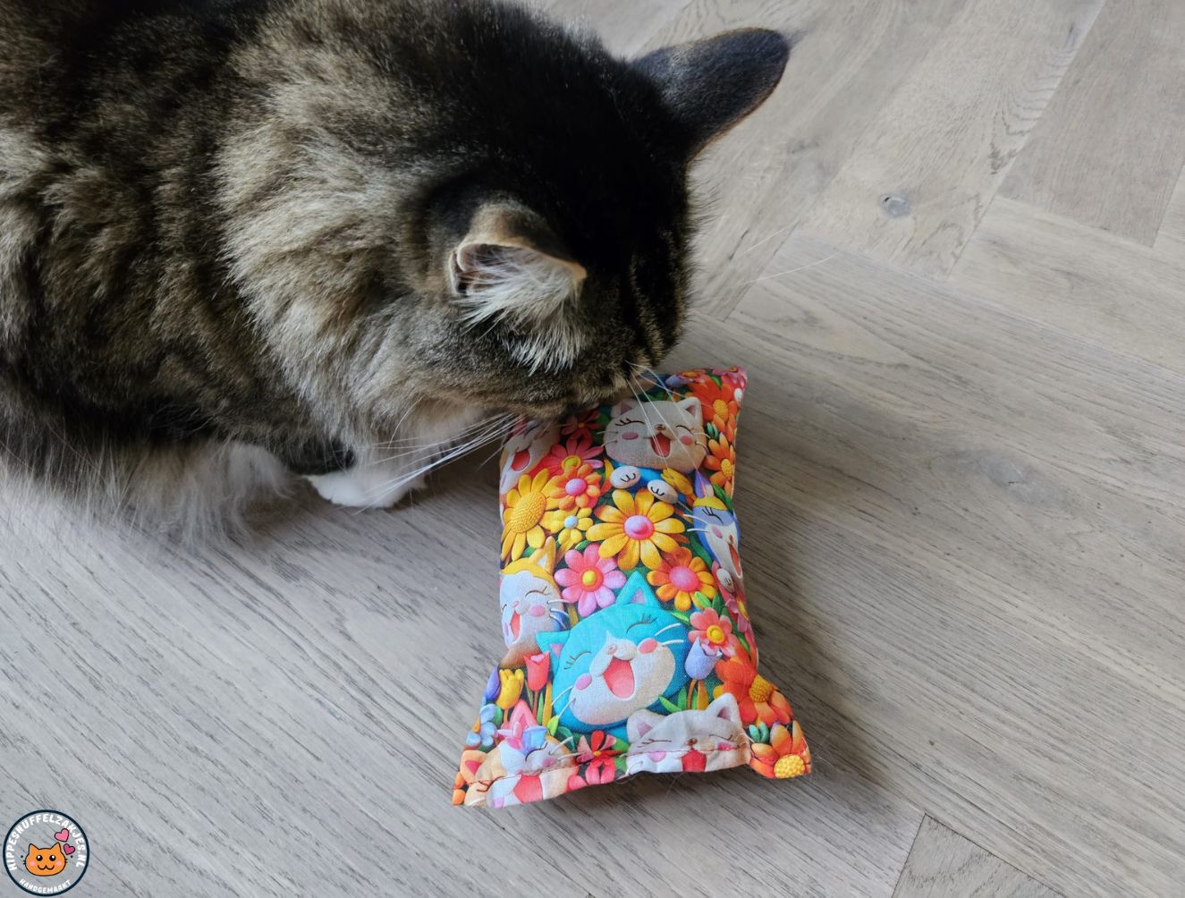 GROOT KATTENSPEELGOED-Slaap/speelkussen Happycats (gevuld met geurexplosie)
