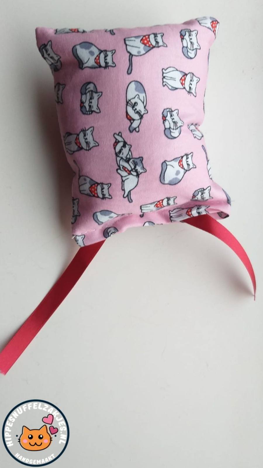 NIEUW/ Snuffelzakje Kat met roze lintjes  (gevuld met valeriaan)