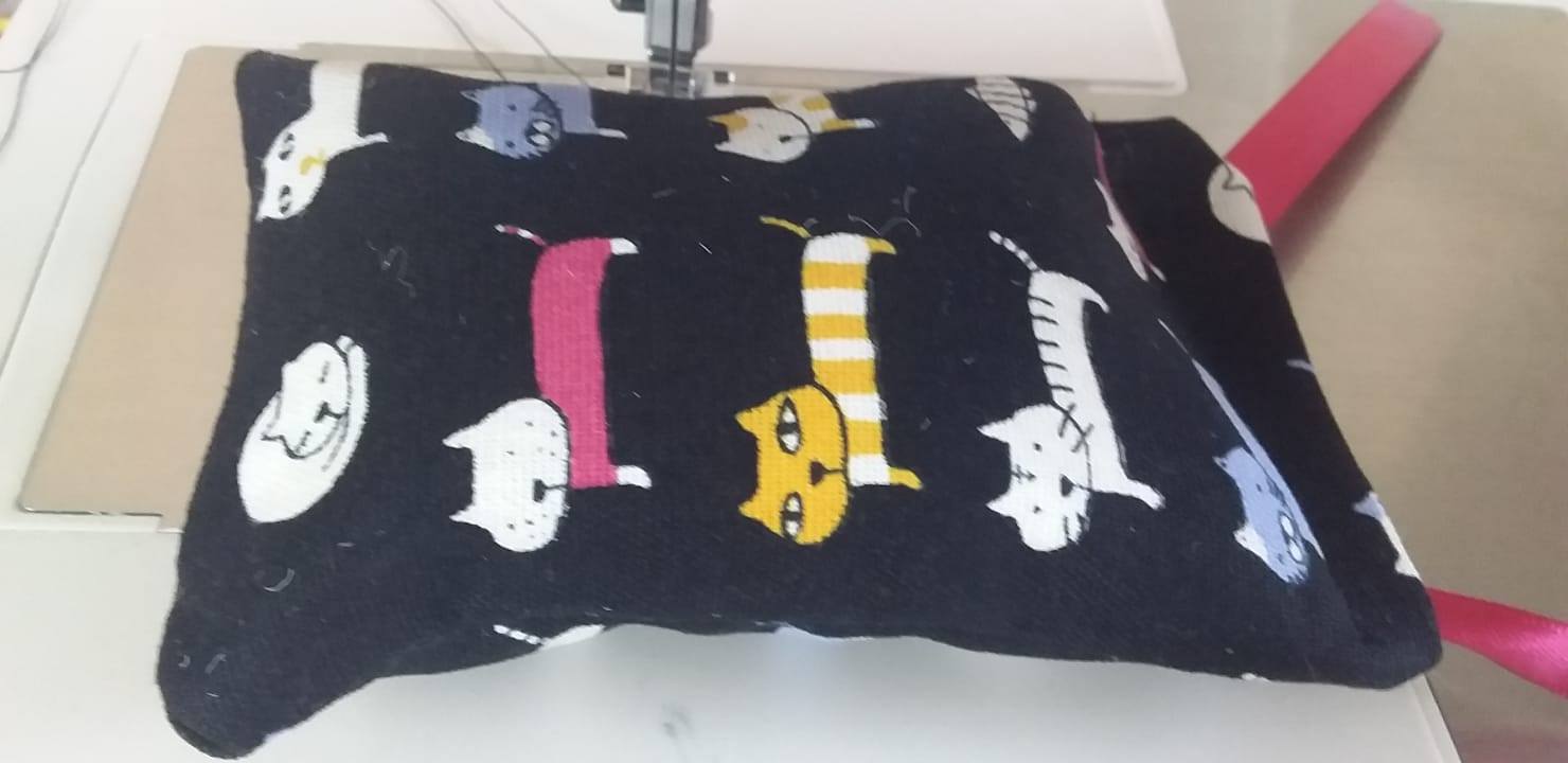 NIEUW/ Snuffelzakje Kat met rode lintjes  (gevuld met valeriaan)