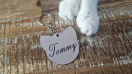 Handgemaakte Sleutelhanger – Kattenhoofd met Naam "Tommie" (Taupe)