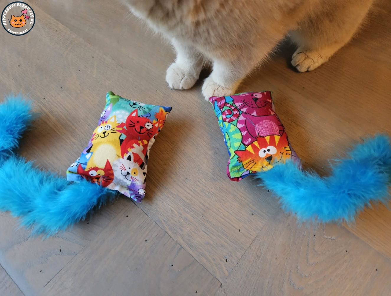 Snuffelzakje Geluid Vrolijke kat met blauwe staart  (gevuld met catnip, matatabi knisper)