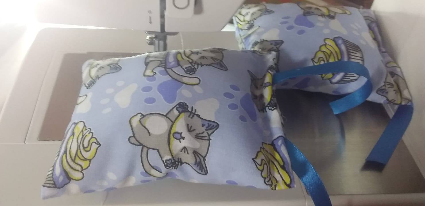 NIEUW/ Snuffelzakje Kat met blauwe lintjes  (gevuld met valeriaan)