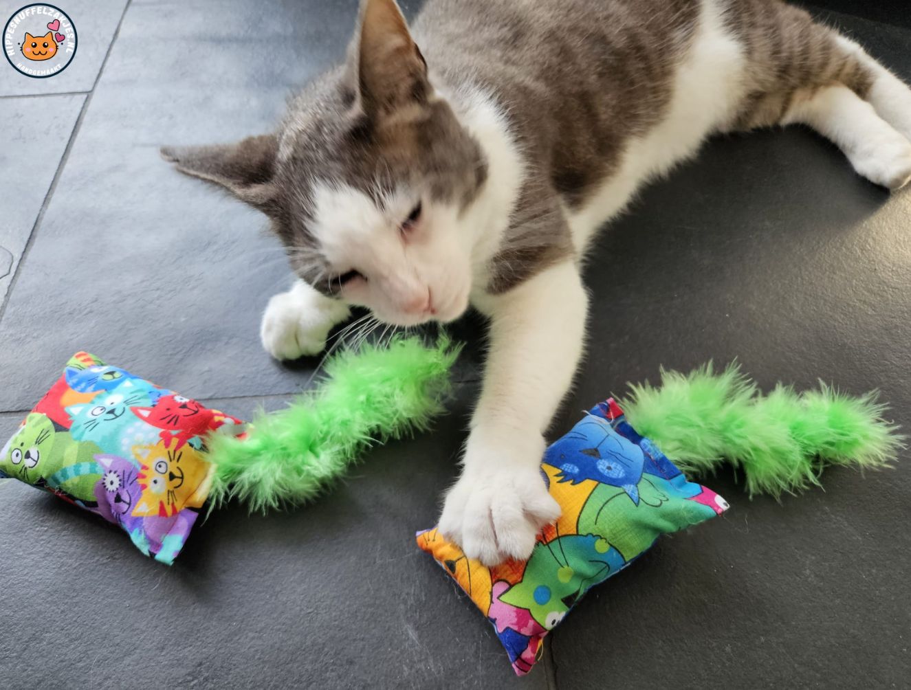 Snuffelzakje Geluid Vrolijke kat met groene staart  (gevuld met catnip, matatabi knisper)