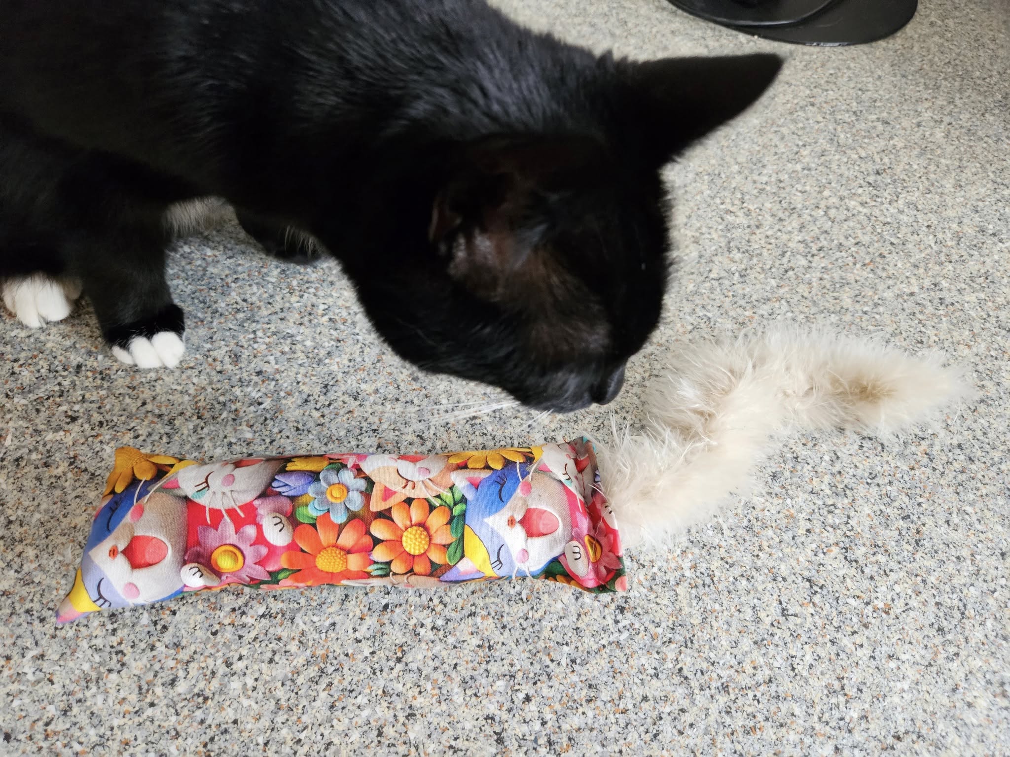 NIEUW/ Snuffelzakje gym Vrolijke kat met staart (gevuld met catnip én matatabi)