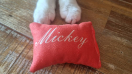 Rood Snuffelzakje met de Naam Mickey erop 😻
