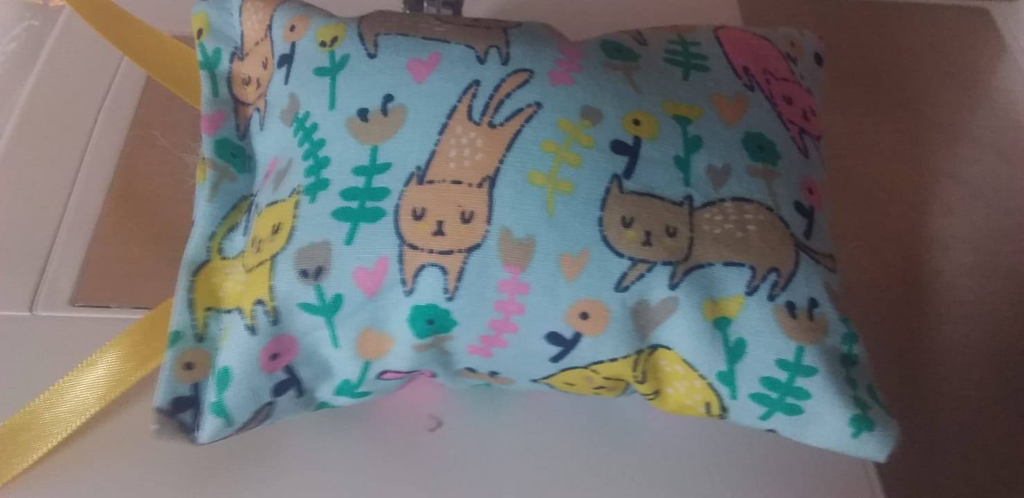 NIEUW/ Snuffelzakje Kat met gele lintjes  (gevuld met valeriaan)