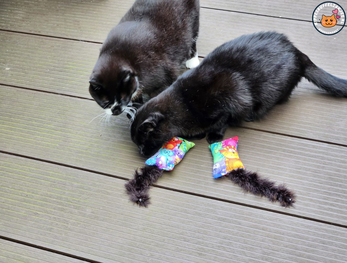 Snuffelzakje Geluid Vrolijke kat met zwarte staart  (gevuld met catnip, matatabi knisper)