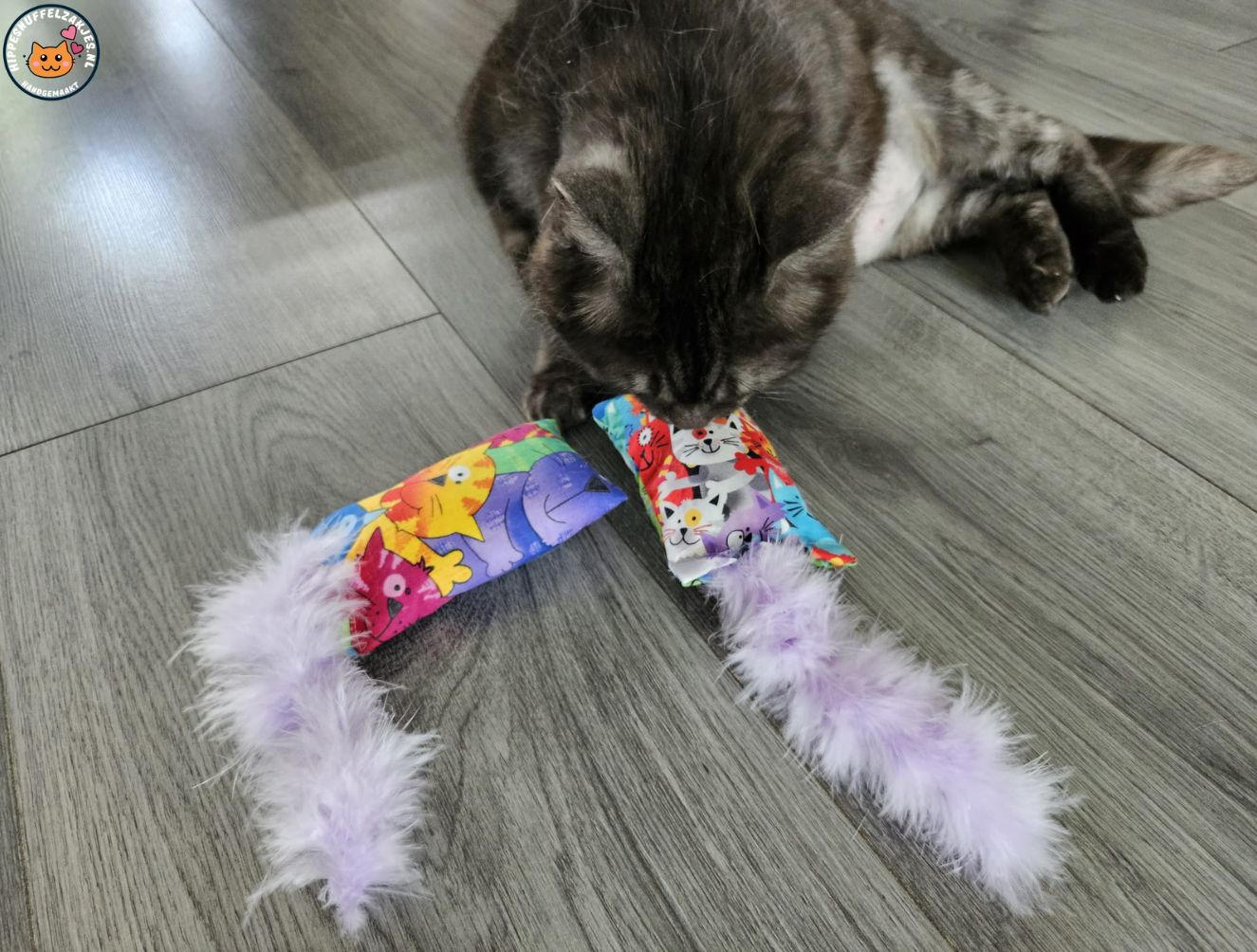 Snuffelzakje Geluid Vrolijke kat met Lila staart  (gevuld met catnip, matatabi knisper)
