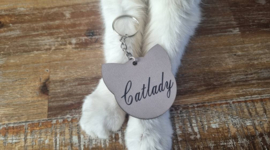 Handgemaakte Sleutelhanger – Kattenhoofd met Tekst "Catlady" (Taupe)