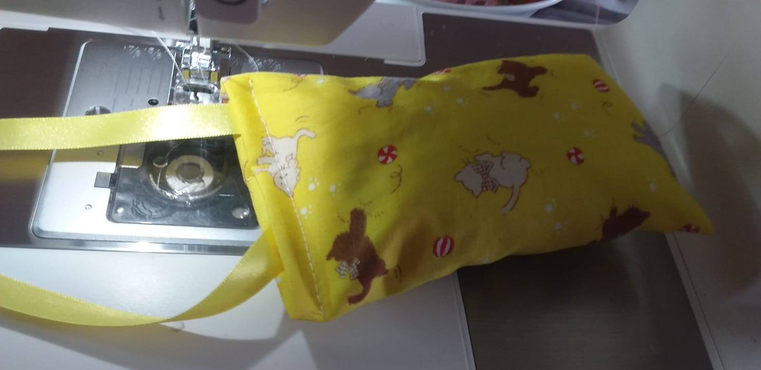 NIEUW/ Snuffelzakje Kat met gele lintjes  (gevuld met valeriaan)