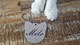 Handgemaakte Sleutelhanger – Kattenhoofd met Naam "Milo" (Taupe)