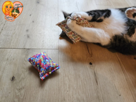 RUSTGEVEND / 2 Snuffelzakjes Verjaardag kat (gevuld met valeriaan)