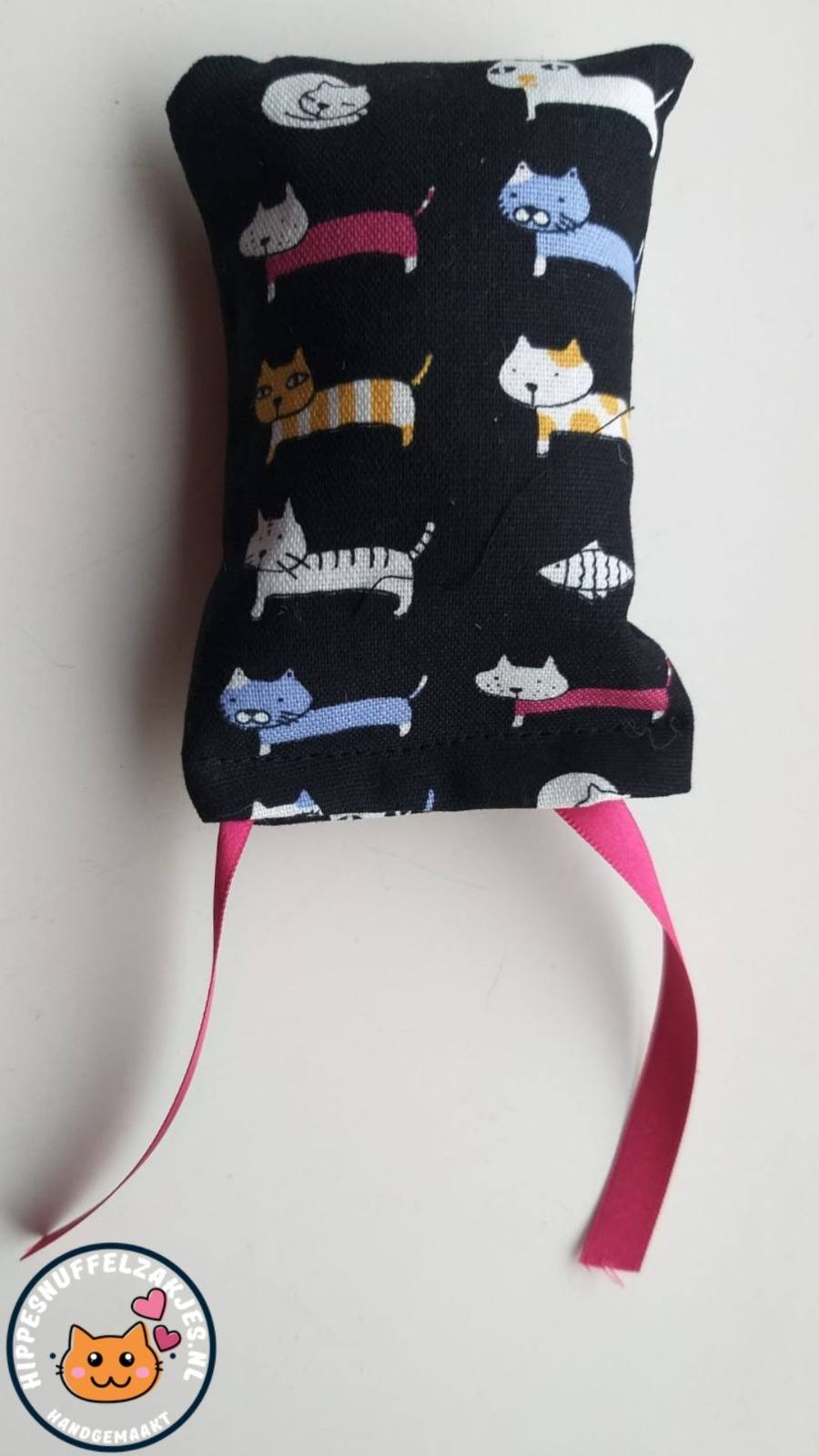 NIEUW/ Snuffelzakje Kat met rode lintjes  (gevuld met valeriaan)
