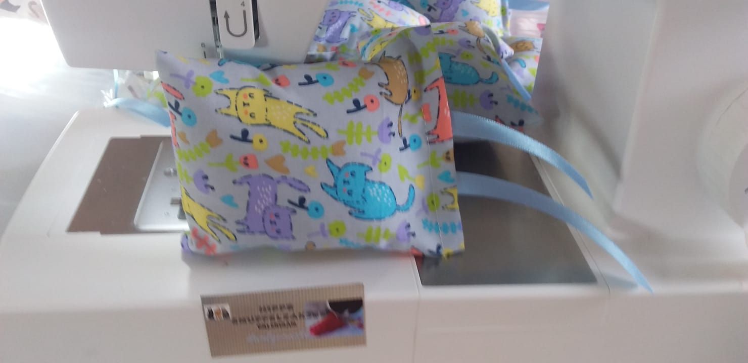 NIEUW/ Snuffelzakje Kat met blauwe lintjes  (gevuld met valeriaan)
