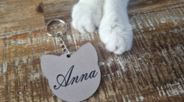 Handgemaakte Sleutelhanger – Kattenhoofd met Naam "Anna" (Taupe)