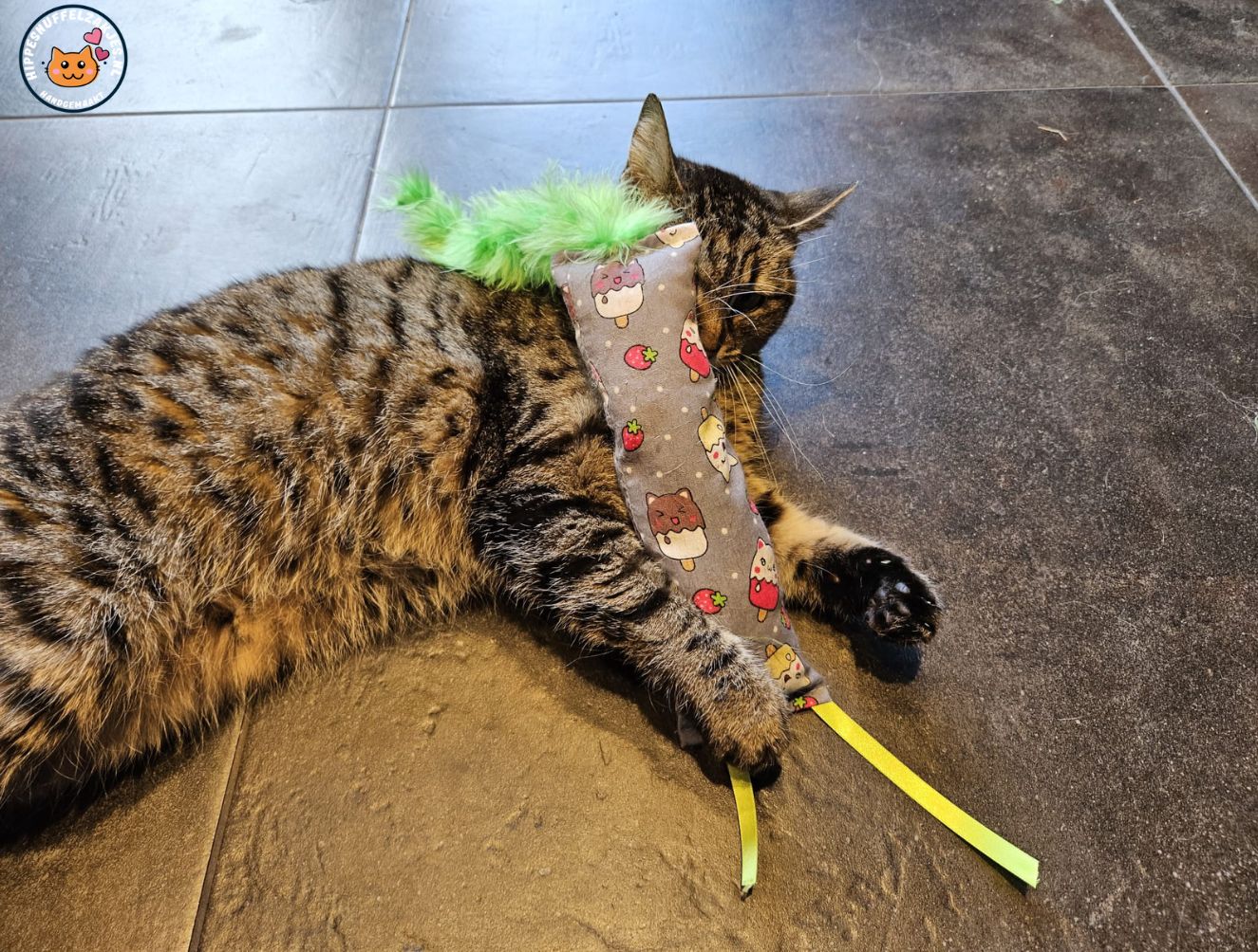 Snuffelzakje gym ijs-kat met groene lintjes en staart (gevuld met matatabi)
