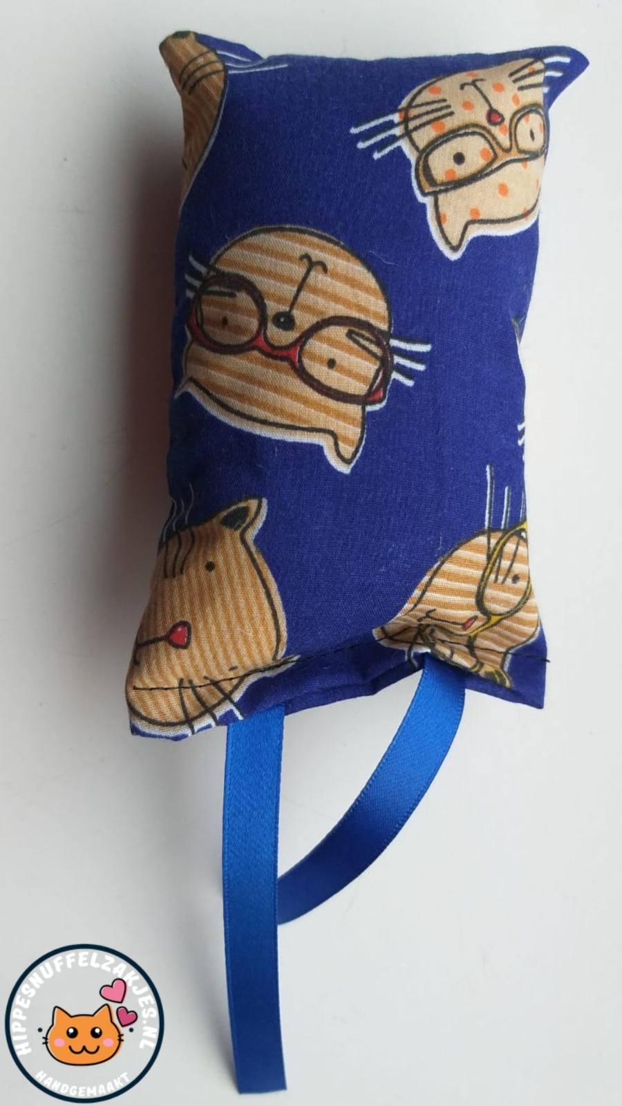NIEUW/ Snuffelzakje Kat met blauwe lintjes  (gevuld met valeriaan)