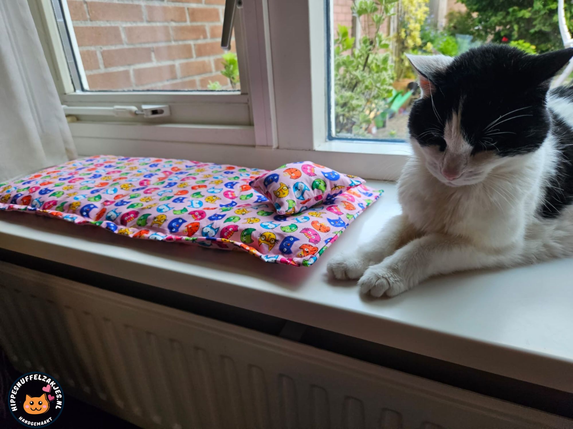 Vensterbankkussen Vrolijke kat 26x60 + bijpassend snuffelzakje (gevuld met catnip én valeriaan)