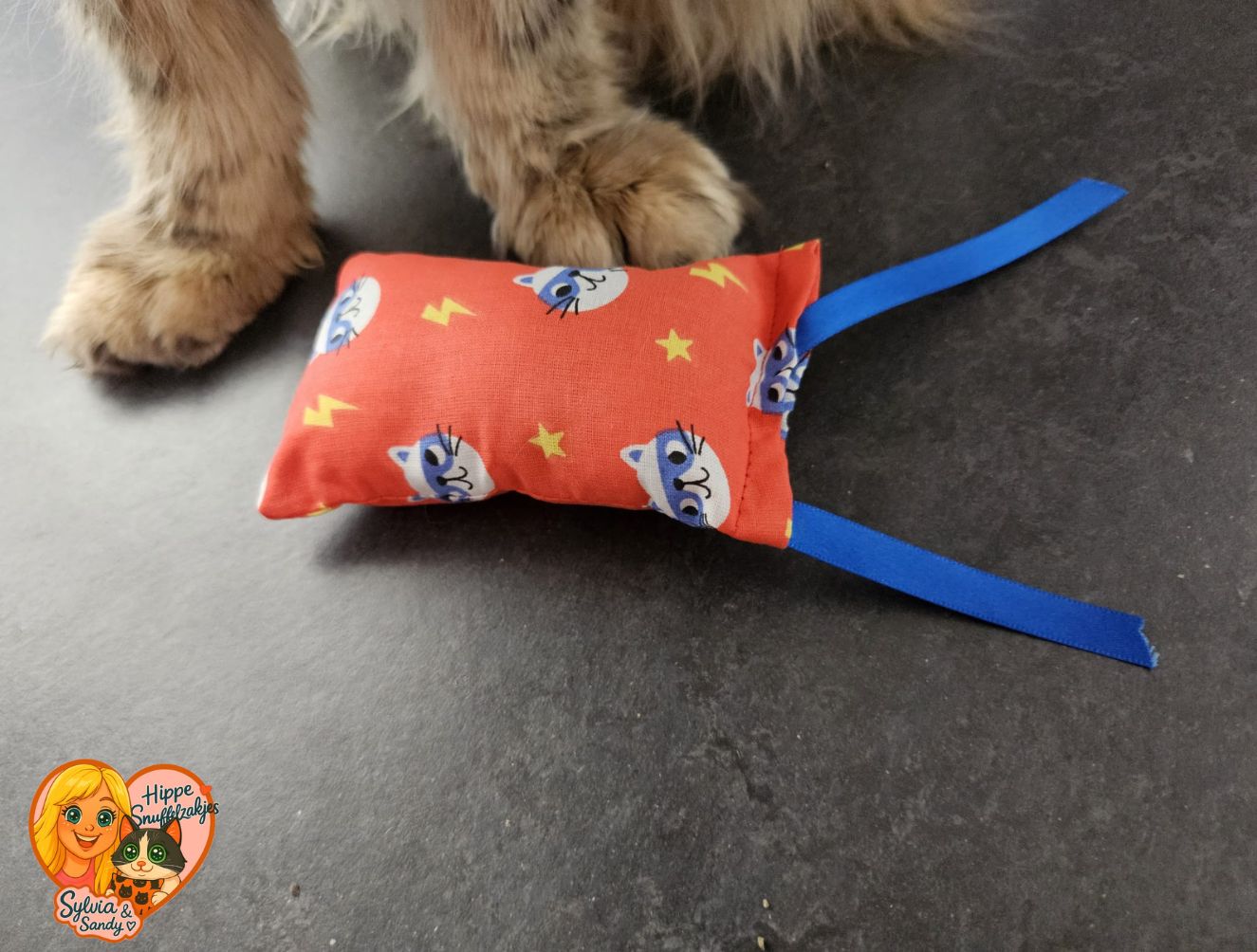 NIEUW/ Snuffelzakje Supercat met blauwe lintjes (gevuld met geurexplosie)