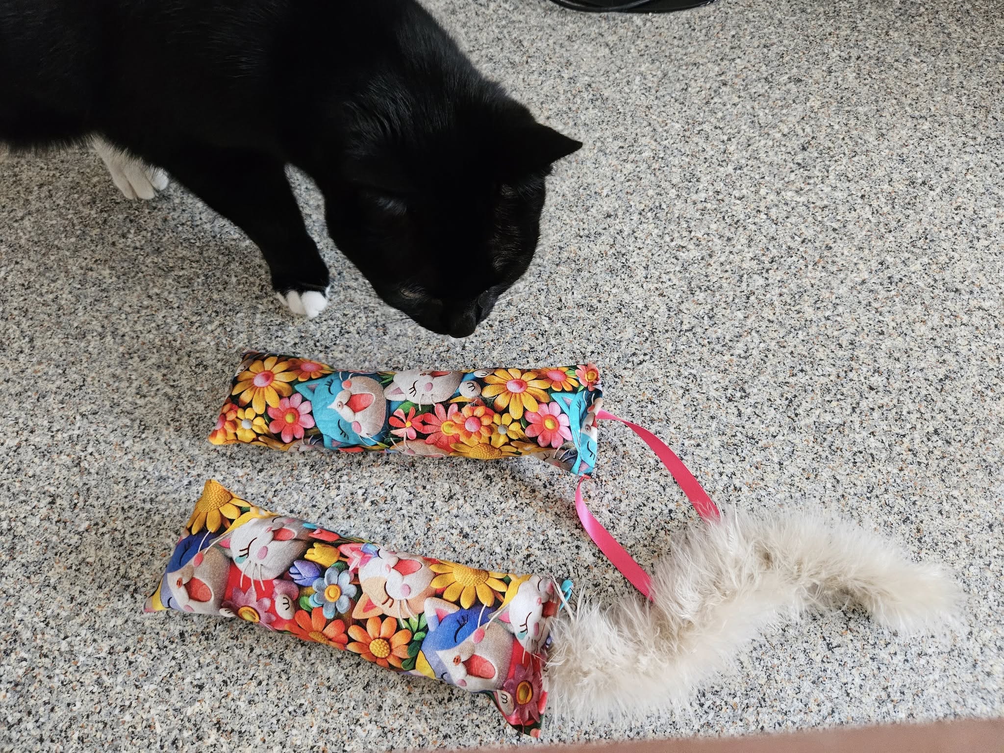 NIEUW/ Snuffelzakjeset Vrolijke kat met staart en lintjes (gevuld met catnip én  matatabi)