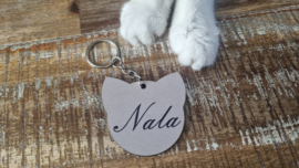 Handgemaakte Sleutelhanger – Kattenhoofd met Naam "Nala" (Taupe)