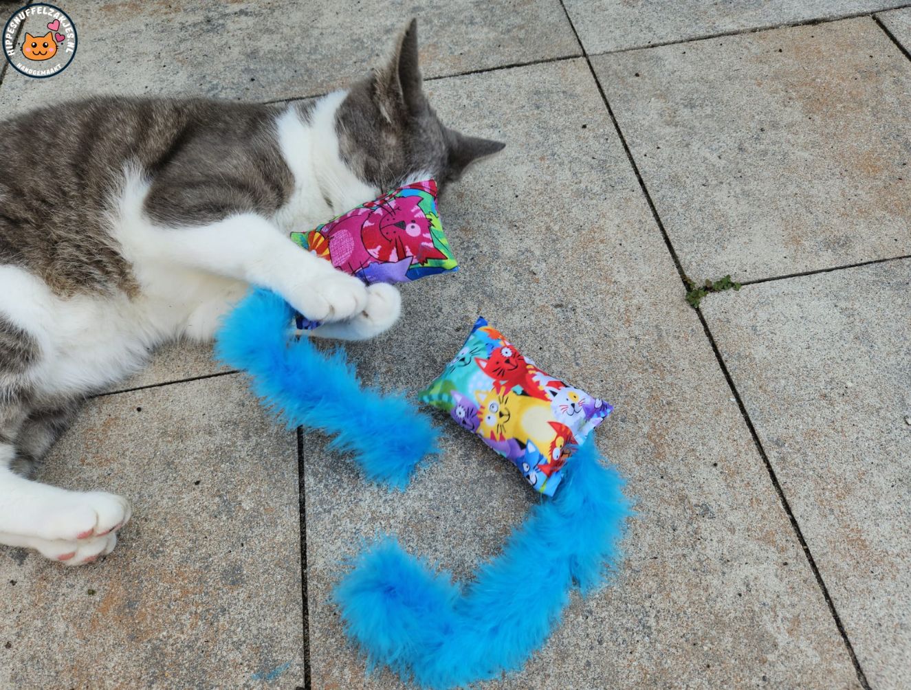 Snuffelzakje Geluid Vrolijke kat met blauwe staart  (gevuld met catnip, matatabi knisper)