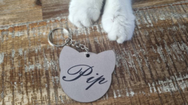 Handgemaakte Sleutelhanger – Kattenhoofd met Naam "Pip" (Taupe)