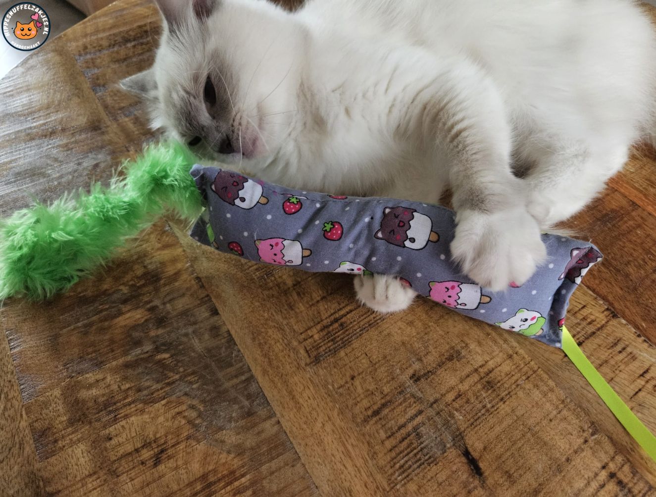 Snuffelzakje gym ijs-kat met groene lintjes en staart (gevuld met matatabi)