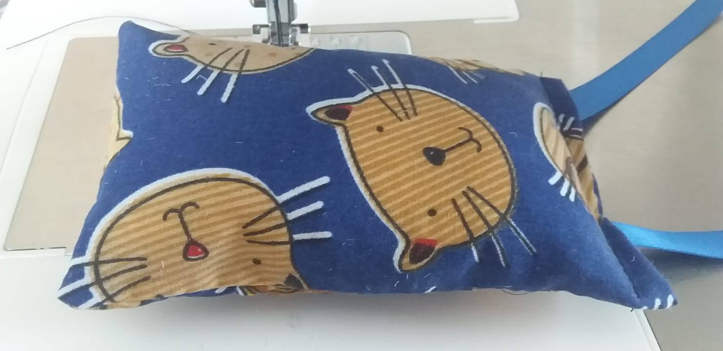 NIEUW/ Snuffelzakje Kat met blauwe lintjes  (gevuld met valeriaan)