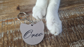 Handgemaakte Sleutelhanger – Kattenhoofd met Naam "Oreo" (Taupe)
