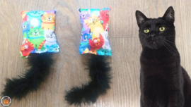 Snuffelzakje Geluid Vrolijke kat met zwarte staart  (gevuld met catnip, matatabi knisper)