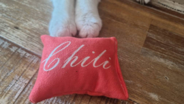 Rood Snuffelzakje met de Naam Chili erop 😻