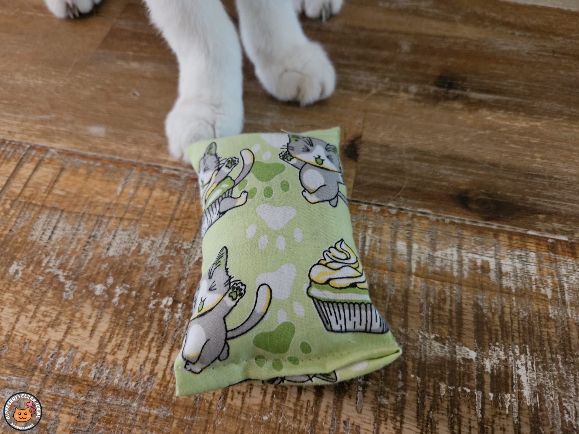 Vensterbankkussen Cupcake Cat groen 26x60 (gevuld met catnip)