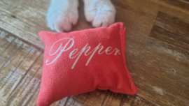 Rood Snuffelzakje met de Naam Pepper erop 😻