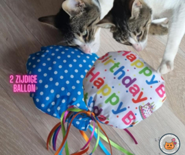 Snuffelballon Happy Birthday (blauwl) met lintjes, belletjes knisper (gevuld met catnip én valeriaan)