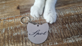 Handgemaakte Sleutelhanger – Kattenhoofd met Naam "Spot" (Taupe)
